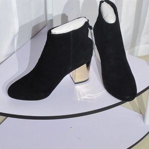 NEW  Steve Madden Cynthiam Black Suede Booties